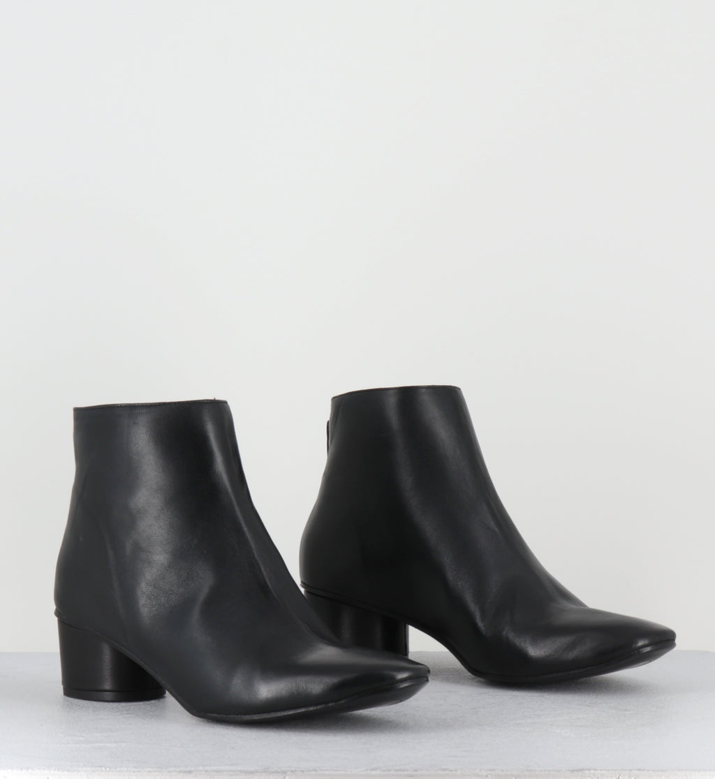Bottines à talon en cuir noir souple - FAROU WEST NERO