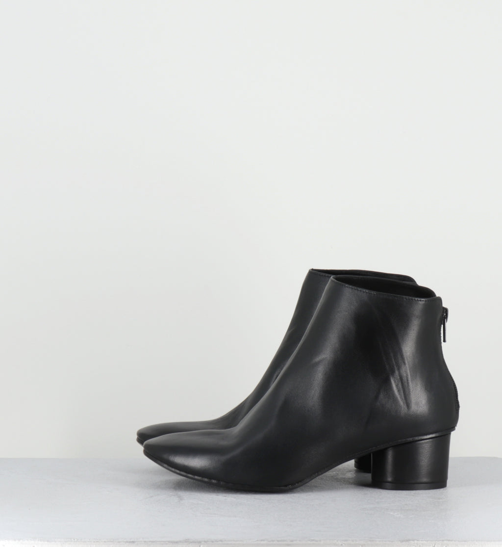 Bottines à talon en cuir noir souple - FAROU WEST NERO