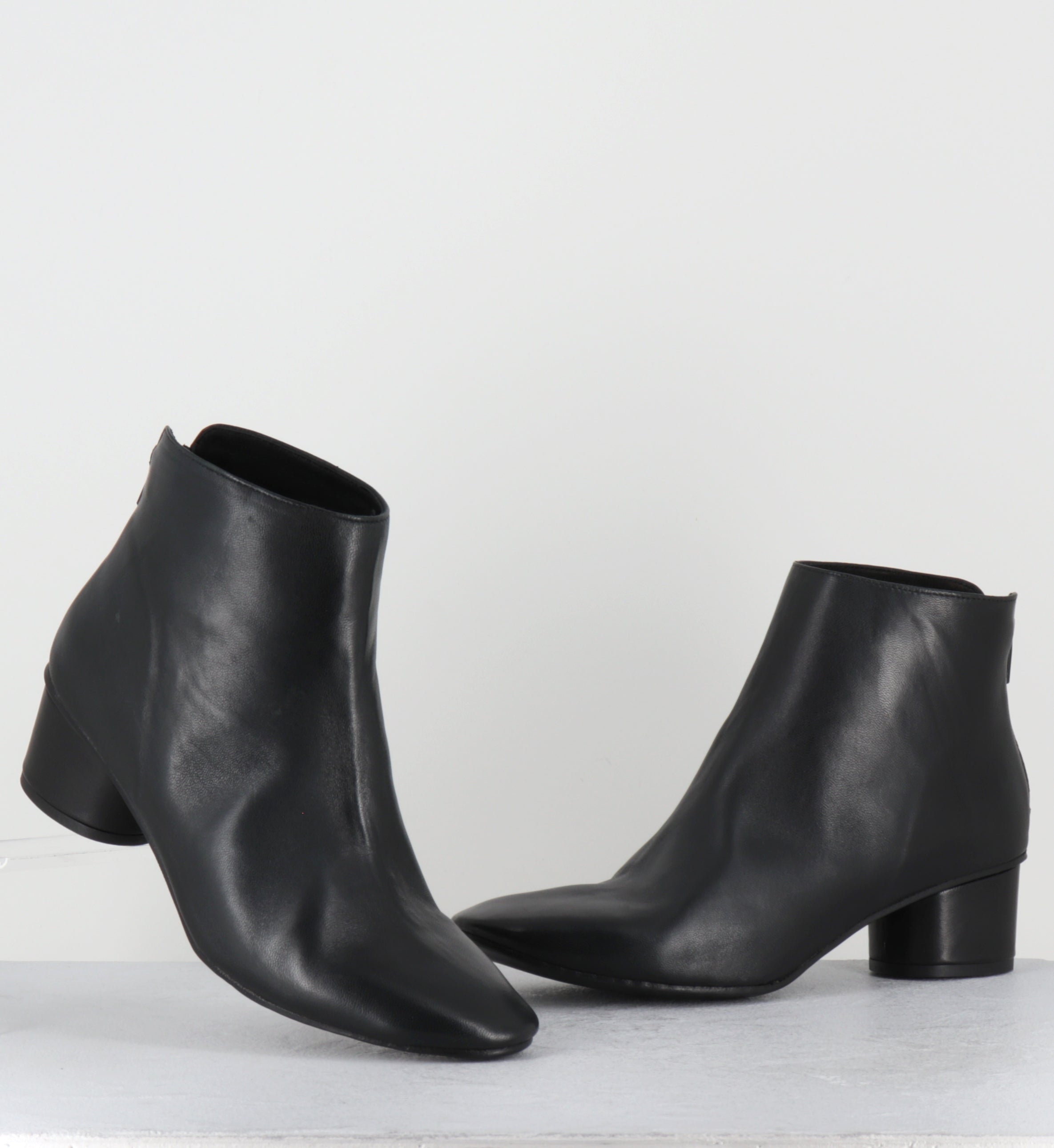 Bottines à talon en cuir noir souple - FAROU WEST NERO