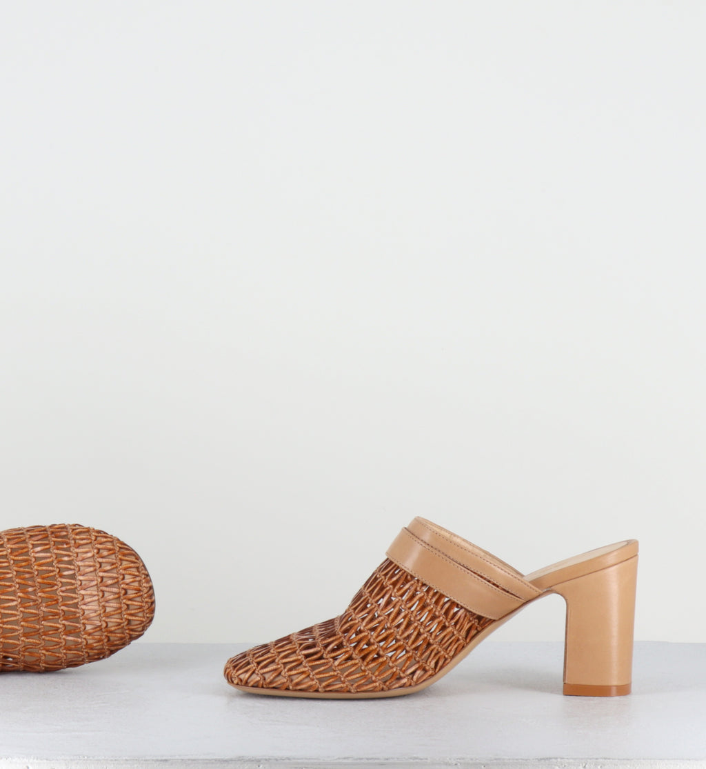 Mules sabot en cuir tressé camel - ANGEL VITELLO SAFARI