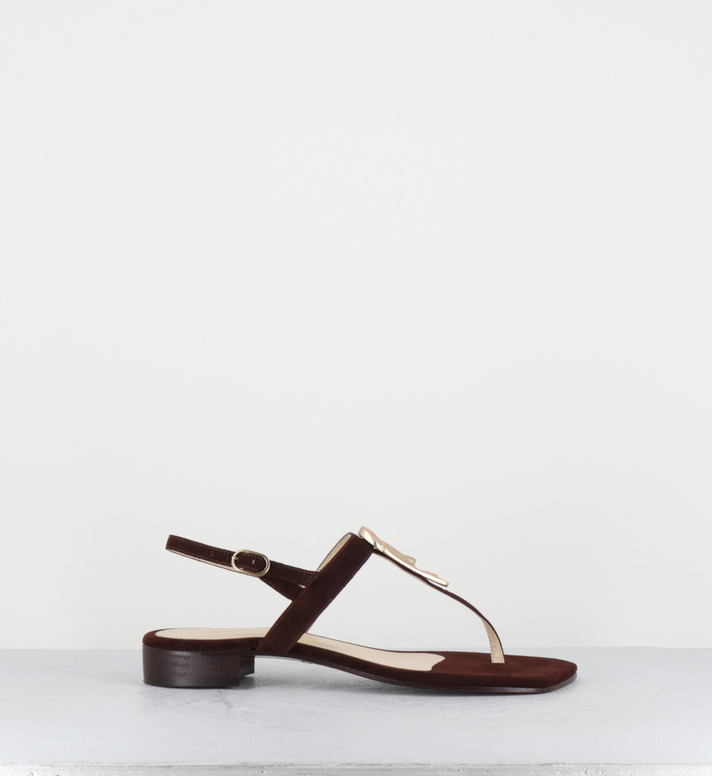 Sandales tongs en daim marron - NUNZI CAM MOGANO