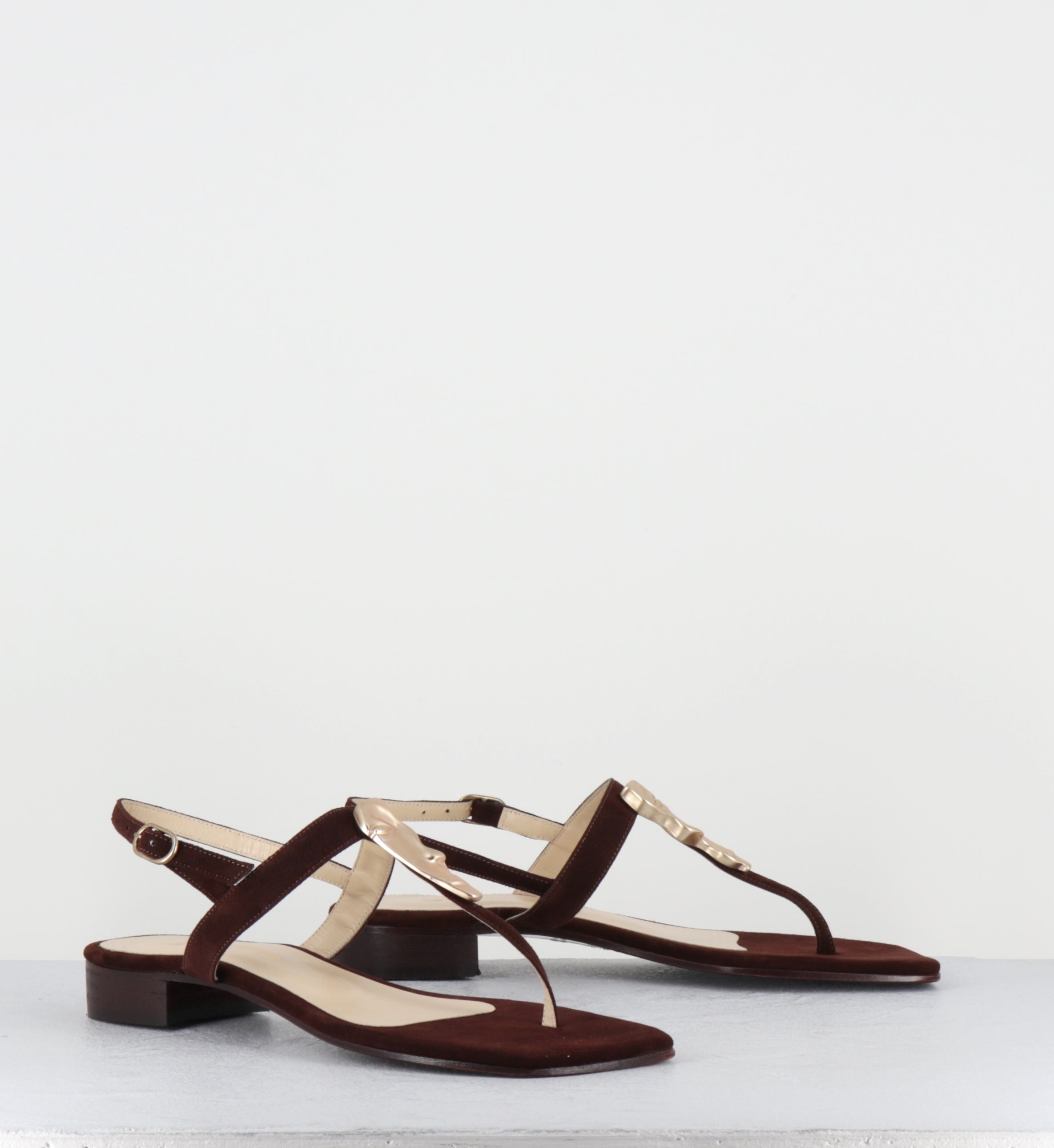 Sandales tongs en daim marron - NUNZI CAM MOGANO