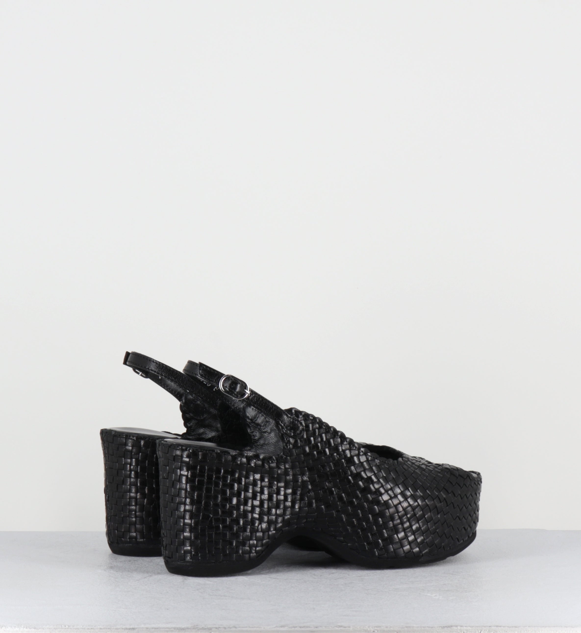 Sandales compensées en cuir noir - METI NEGRO TRENZADO