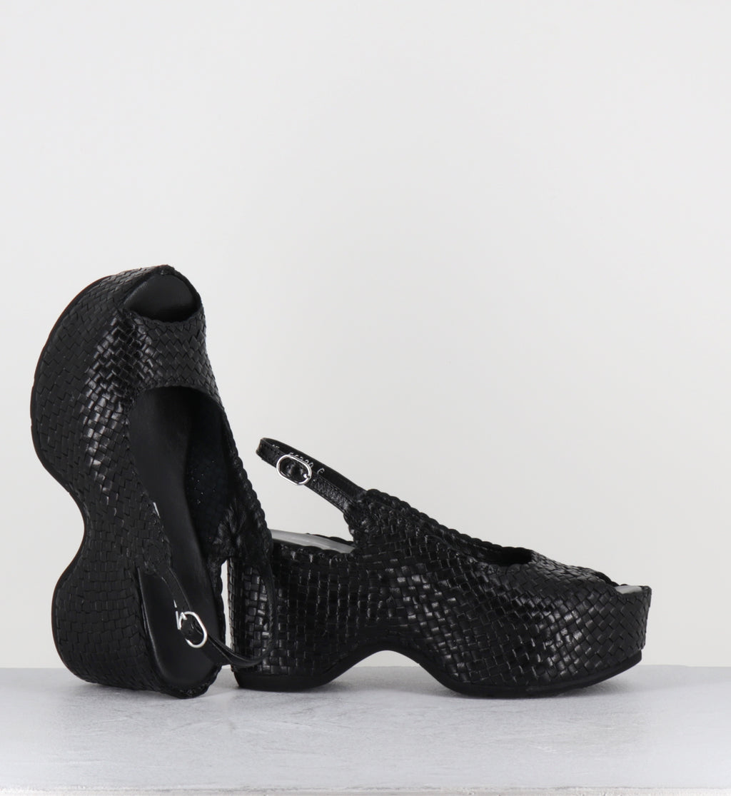 Sandales compensées en cuir noir - METI NEGRO TRENZADO