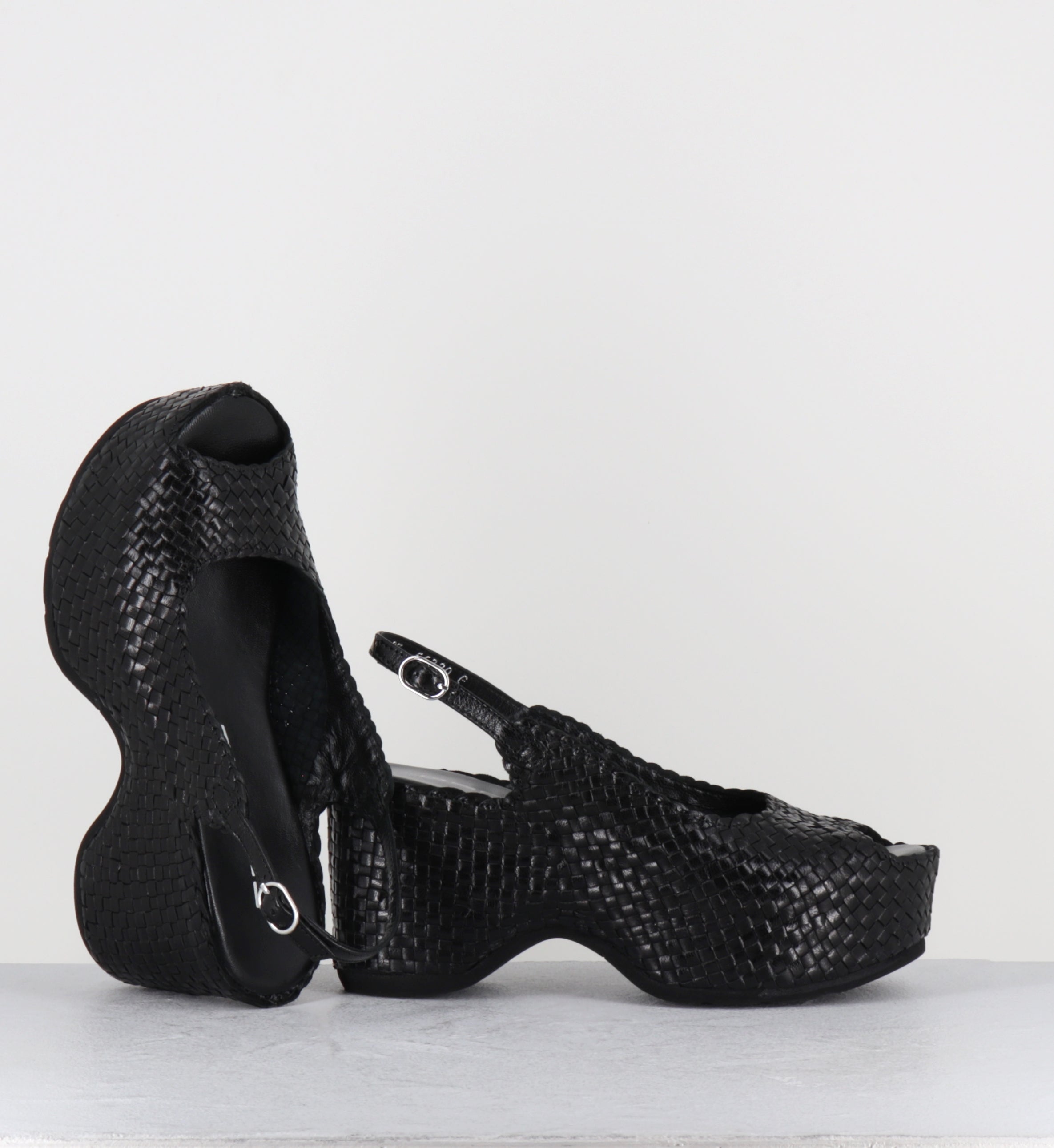 Sandales compensées en cuir noir - METI NEGRO TRENZADO