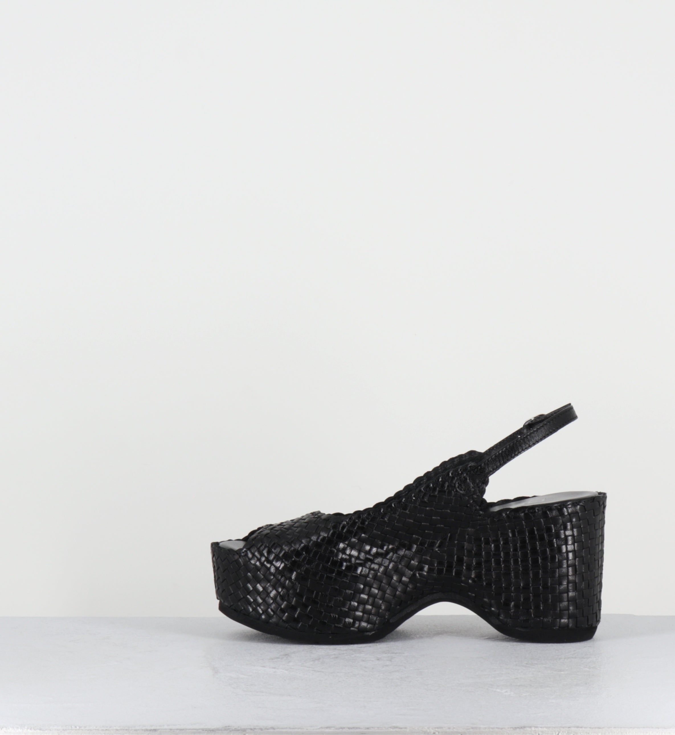 Sandales compensées en cuir noir - METI NEGRO TRENZADO