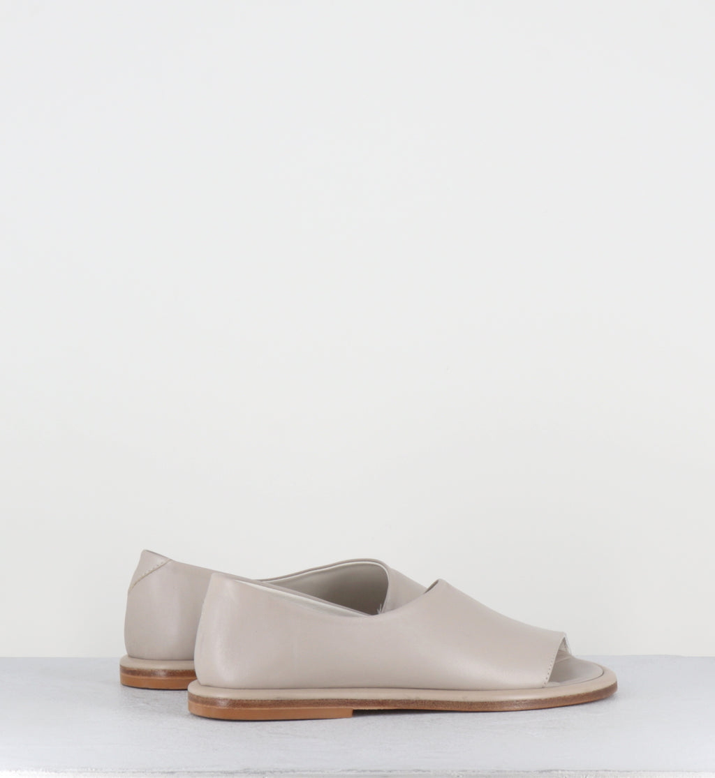 Sandales plates en cuir beige - STRILLONE GLOWE SAND