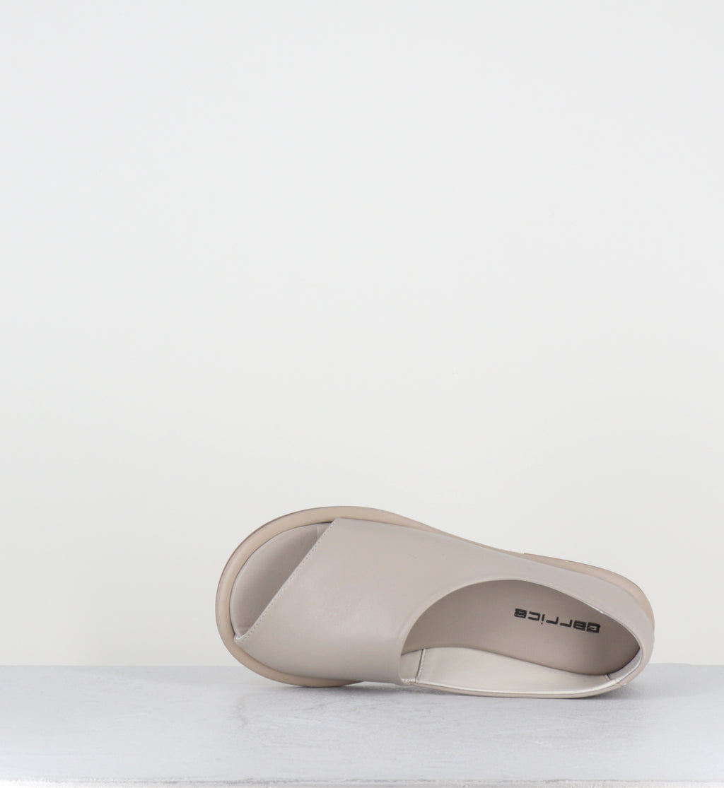 Sandales plates en cuir beige - STRILLONE GLOWE SAND