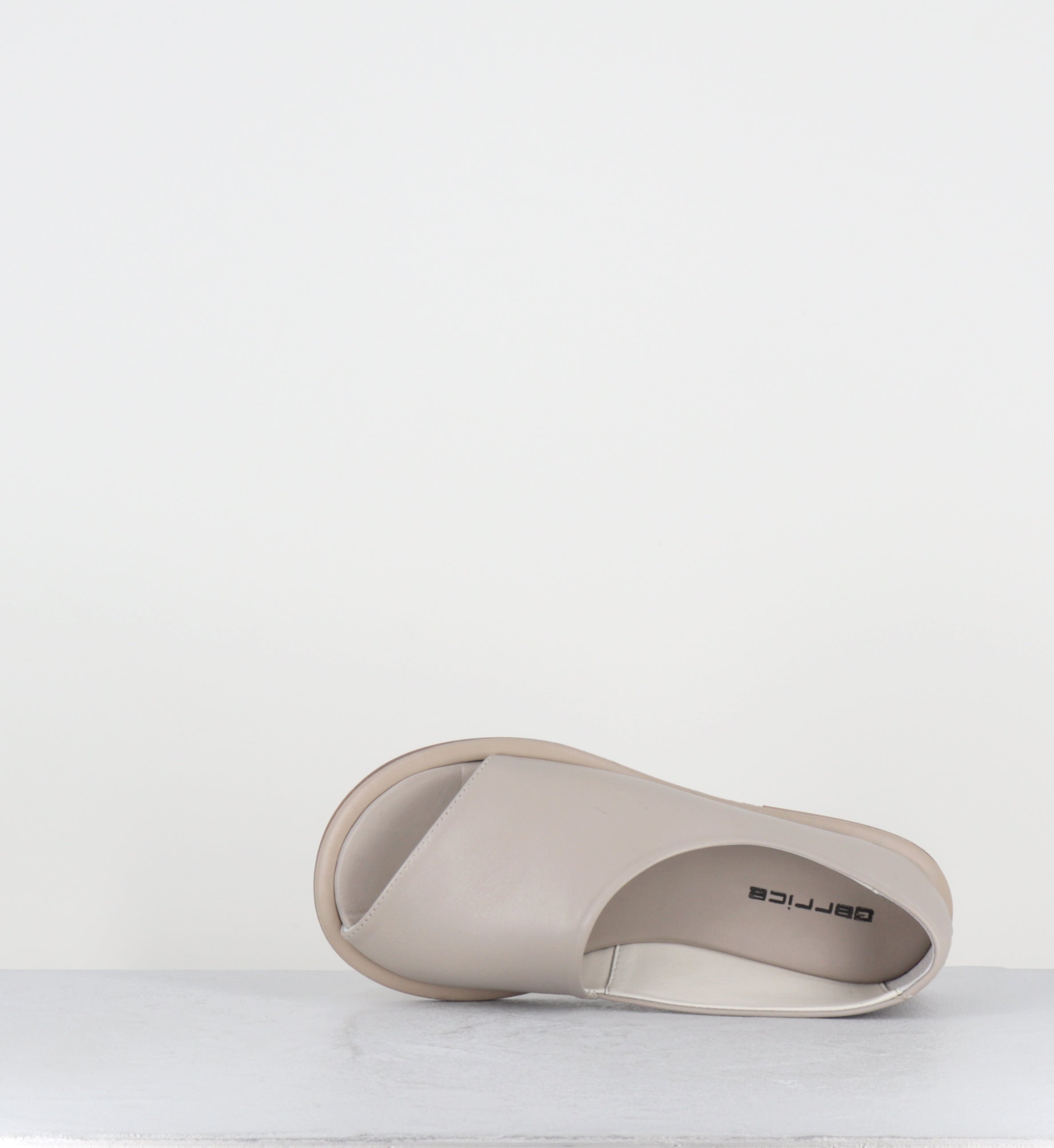 Sandales plates en cuir beige - STRILLONE GLOWE SAND