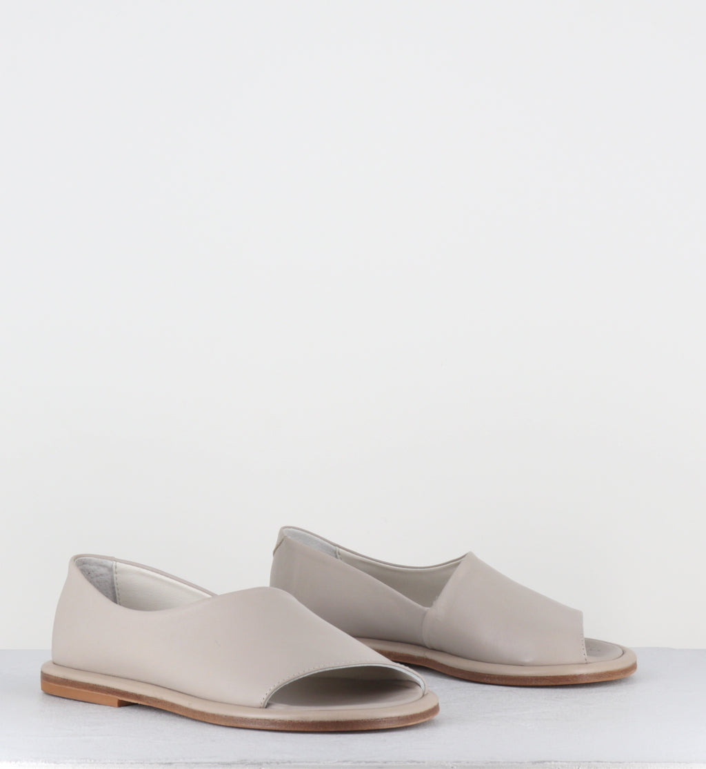 Sandales plates en cuir beige - STRILLONE GLOWE SAND