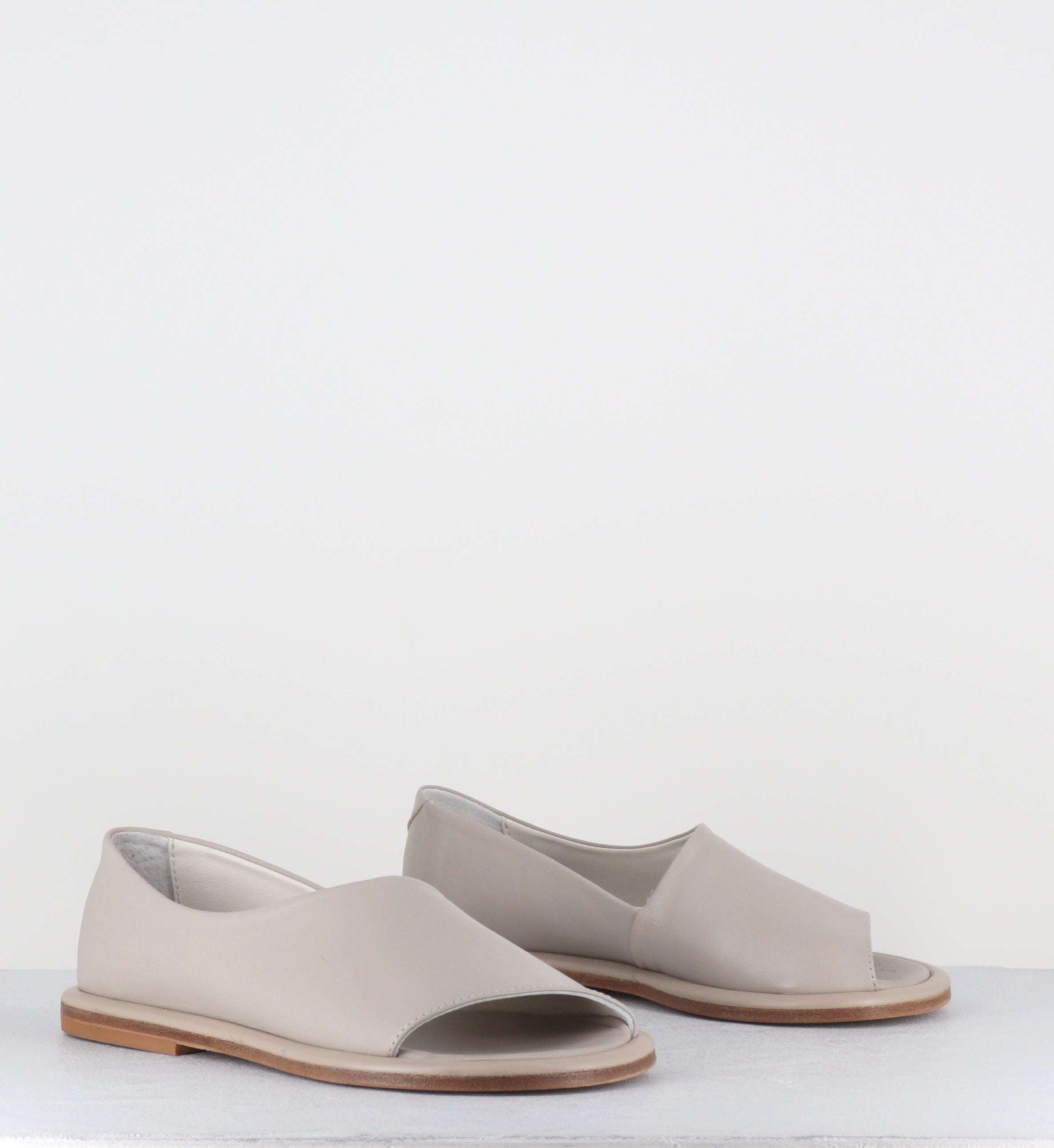 Sandales plates en cuir beige - STRILLONE GLOWE SAND