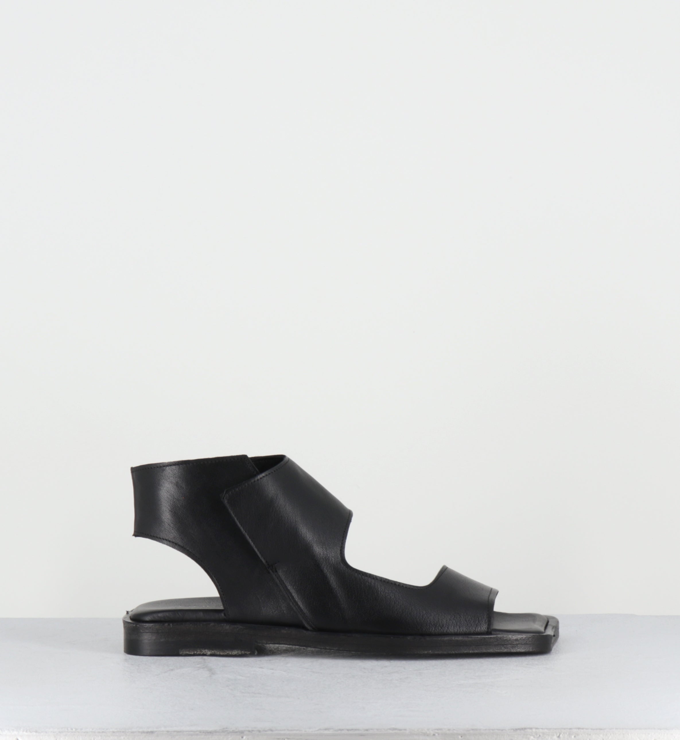 Sandales plates en cuir noir anatomiques - TRILLAME KENYA NERO