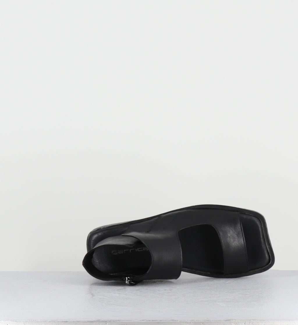 Sandales plates en cuir noir anatomiques - TRILLAME KENYA NERO
