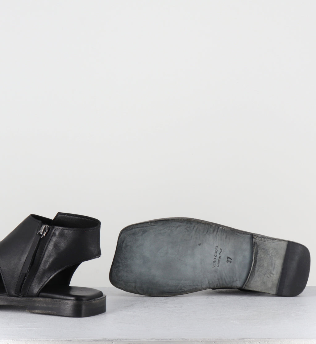 Sandales plates en cuir noir anatomiques - TRILLAME KENYA NERO