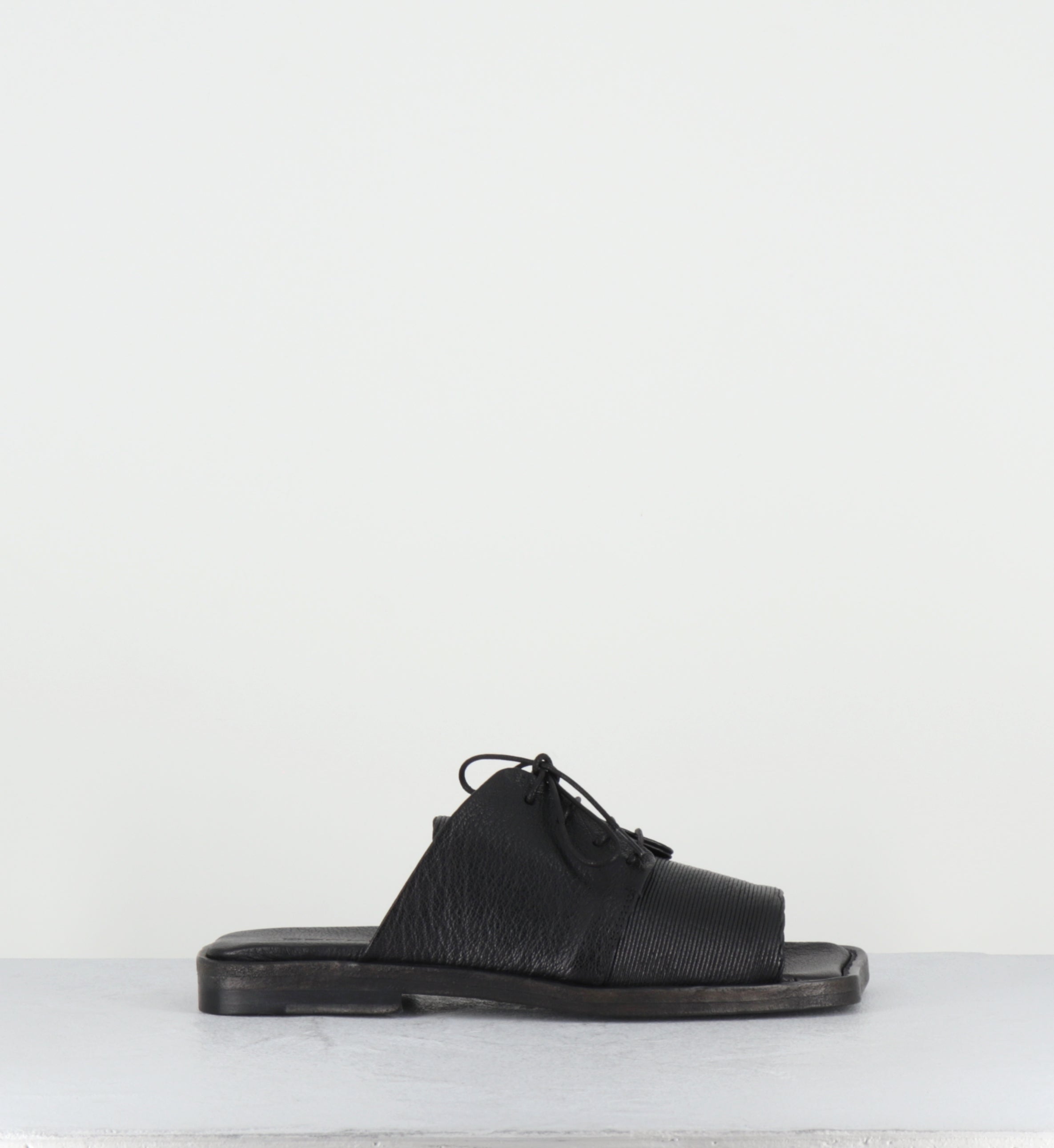 Mules plates en cuir noir à lacets - STRILLA KENYA NERO