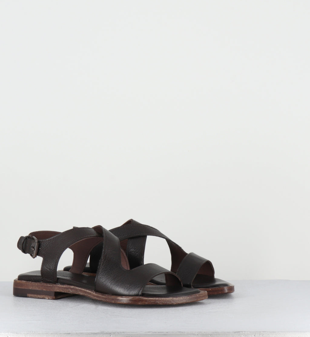 Sandales plates en cuir marron - TRALI KENIA EBANO