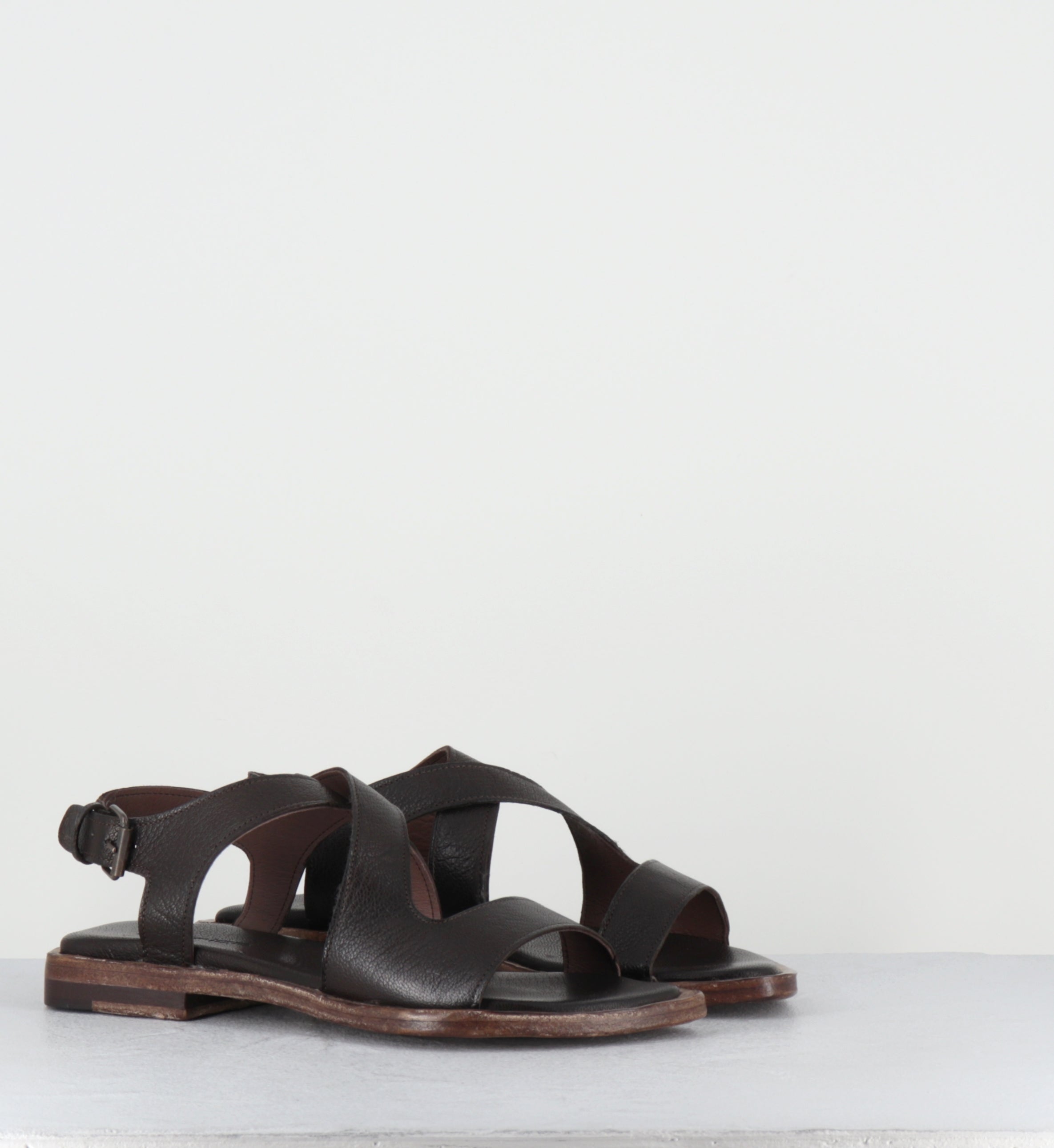 Sandales plates en cuir marron - TRALI KENIA EBANO