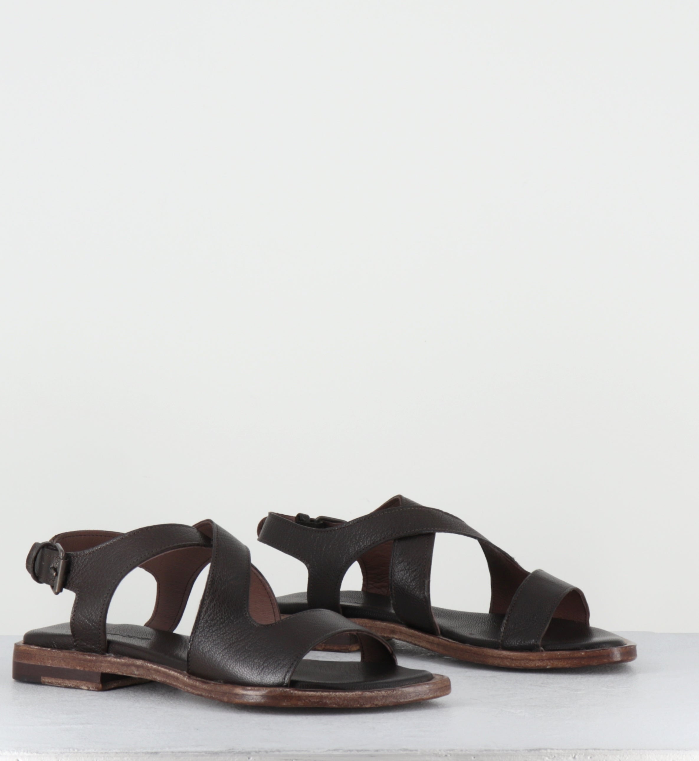 Sandales plates en cuir marron - TRALI KENIA EBANO