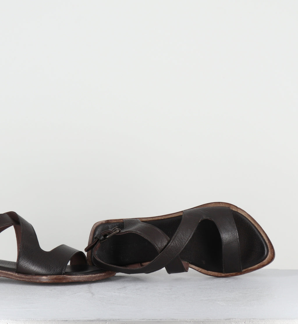 Sandales plates en cuir marron - TRALI KENIA EBANO