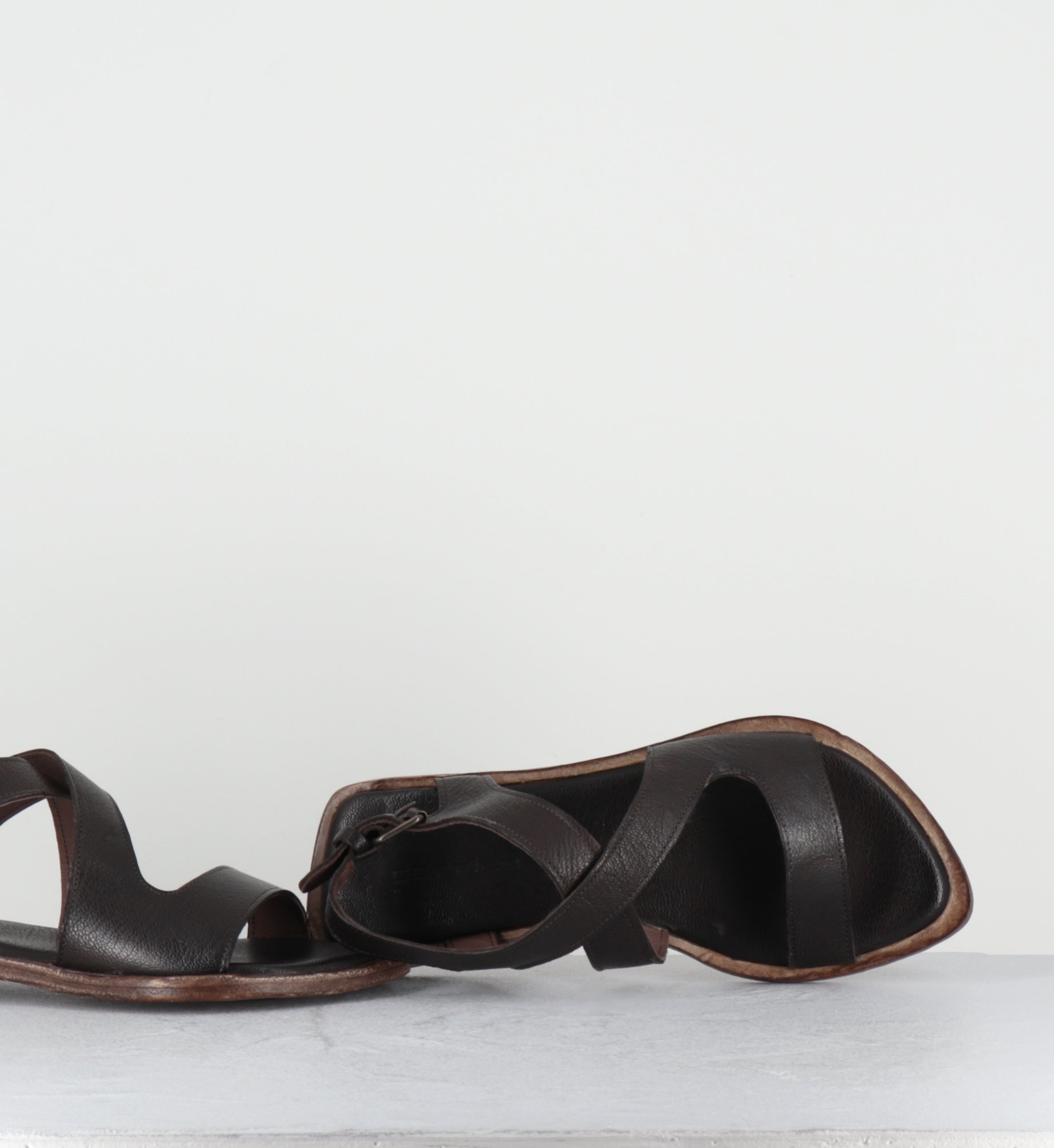 Sandales plates en cuir marron - TRALI KENIA EBANO
