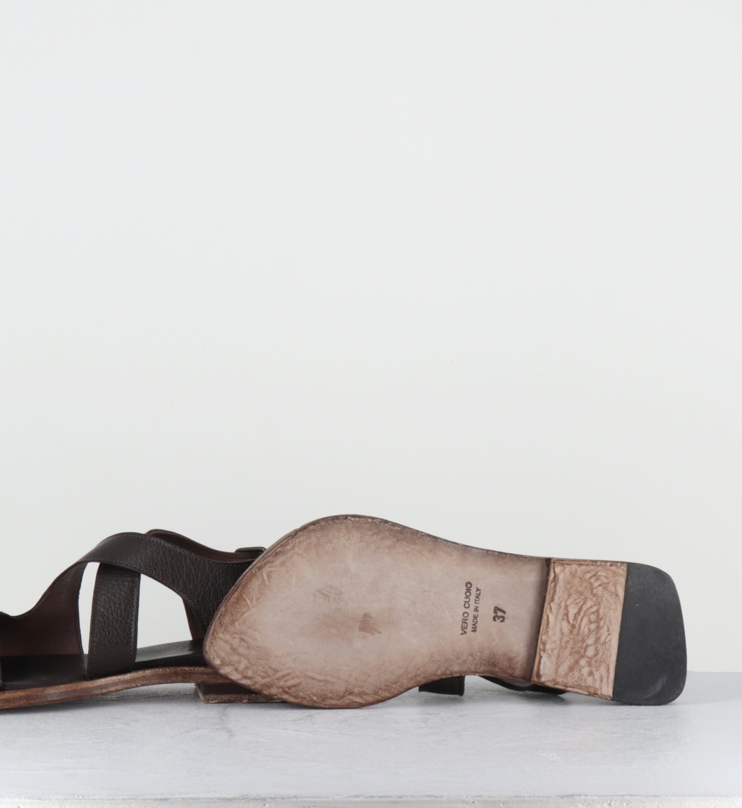 Sandales plates en cuir marron - TRALI KENIA EBANO