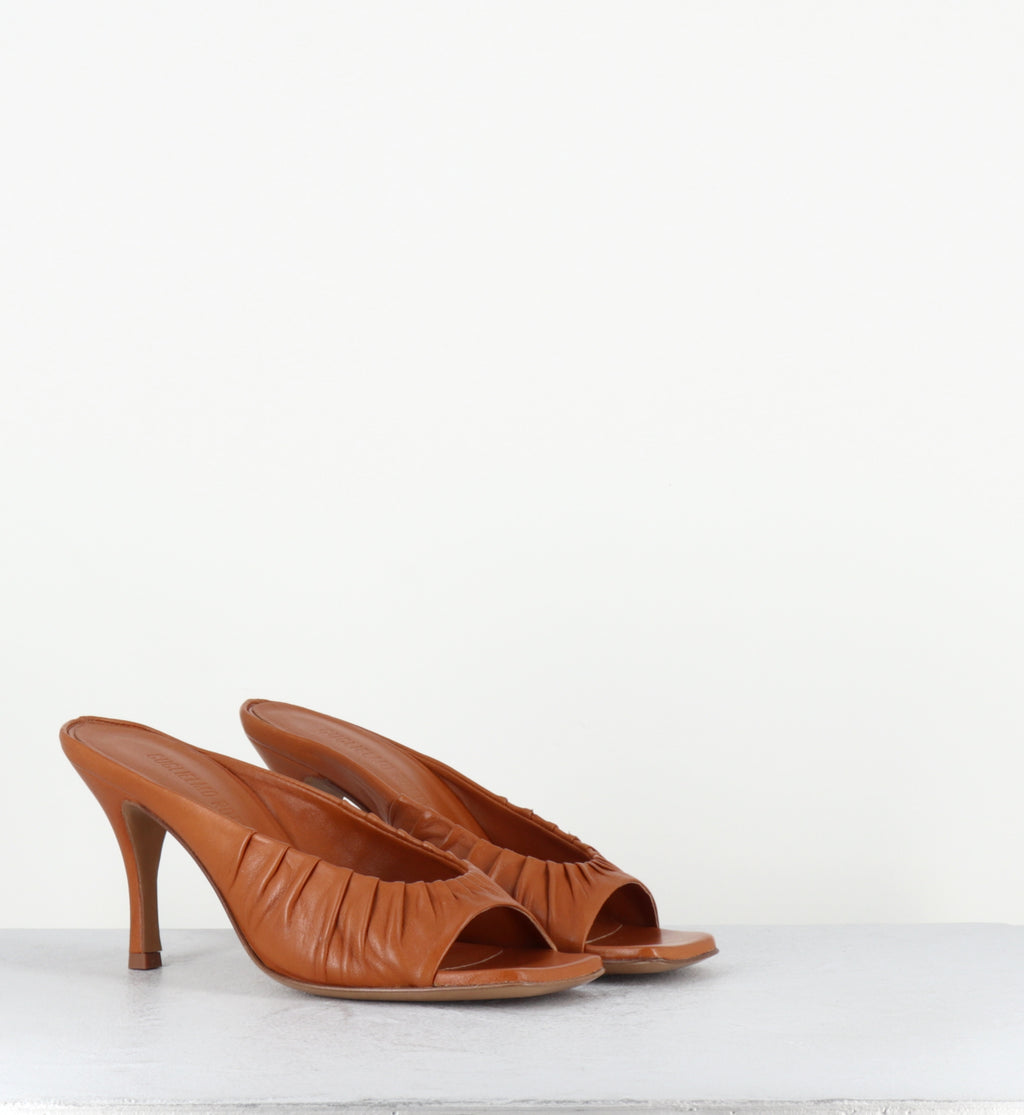Mules en cuir camel talon haut - ADELISE NAPPA SADDLE