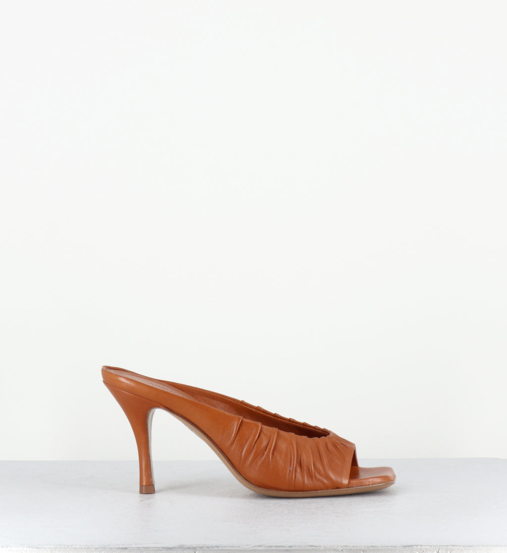Mules en cuir camel talon haut - ADELISE NAPPA SADDLE