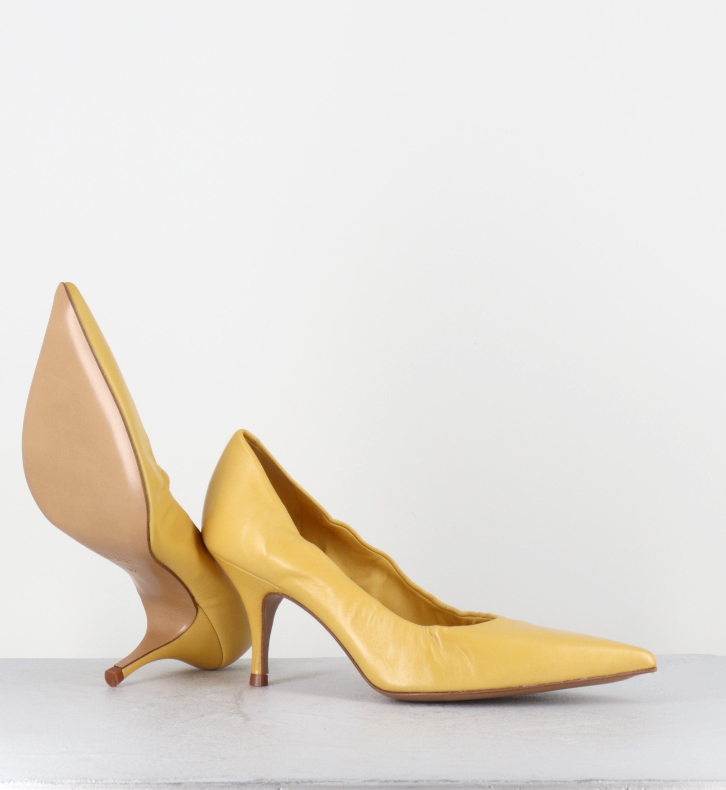 Escarpins en cuir jaune pointus - ALESIA NAPPA STRAW