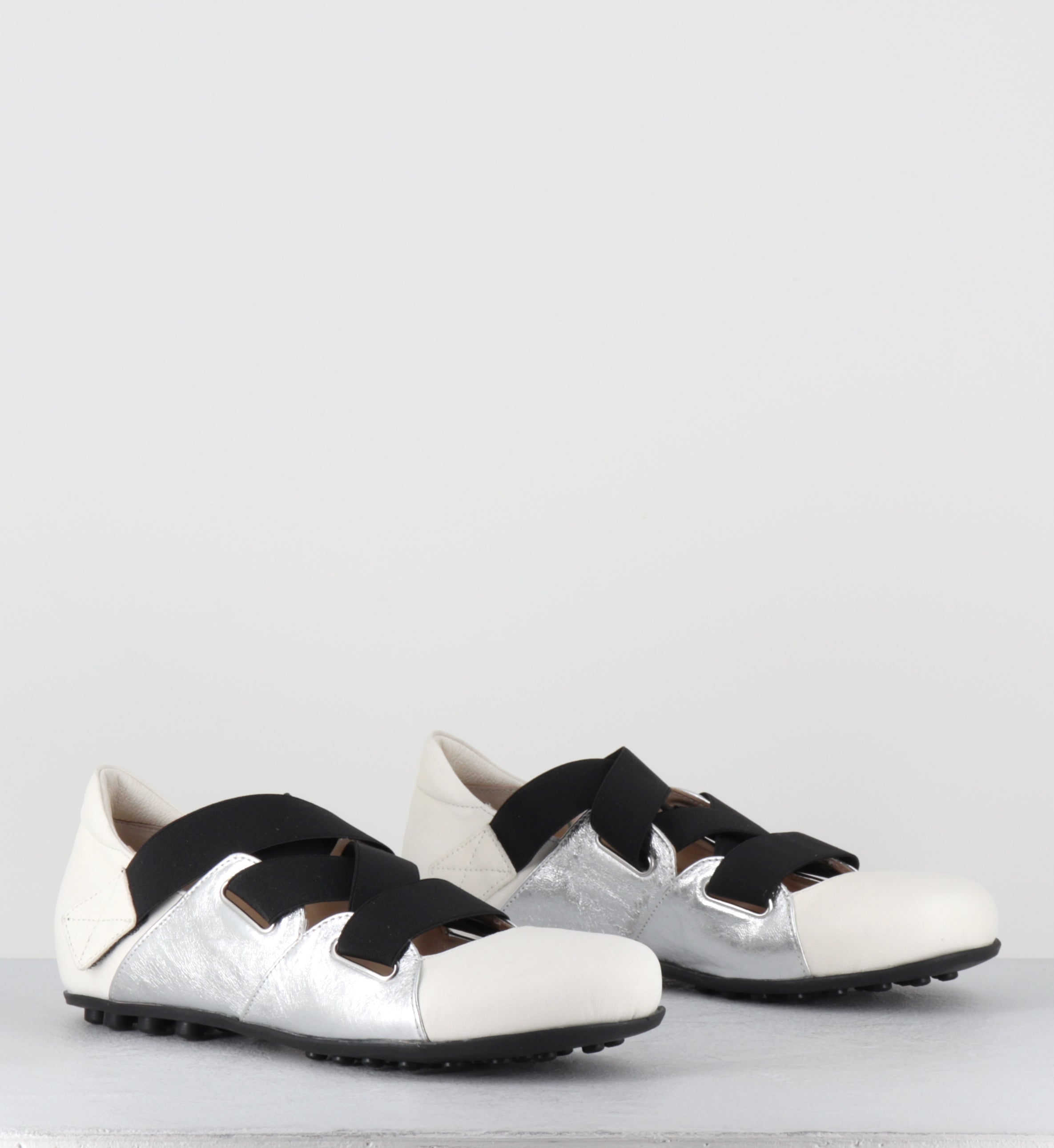 Ballerines en cuir blanc et argent à scratch - 10810 HERMES ARGENTO