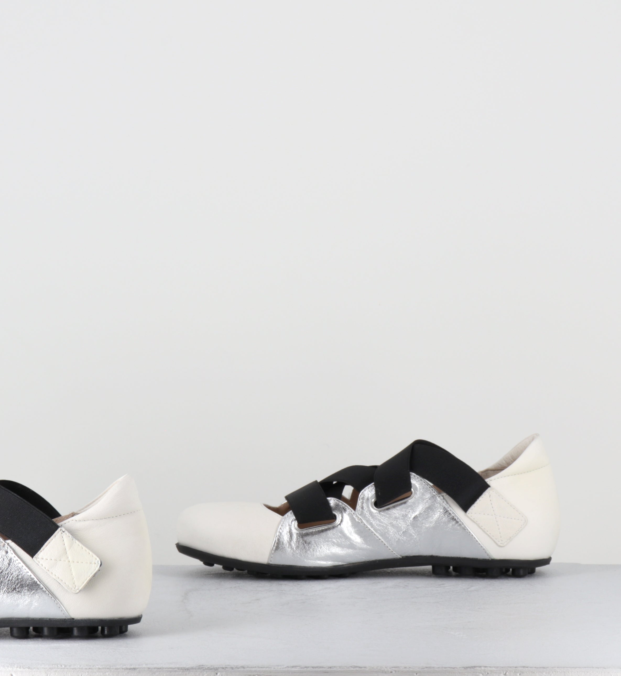 Ballerines en cuir blanc et argent à scratch - 10810 HERMES ARGENTO