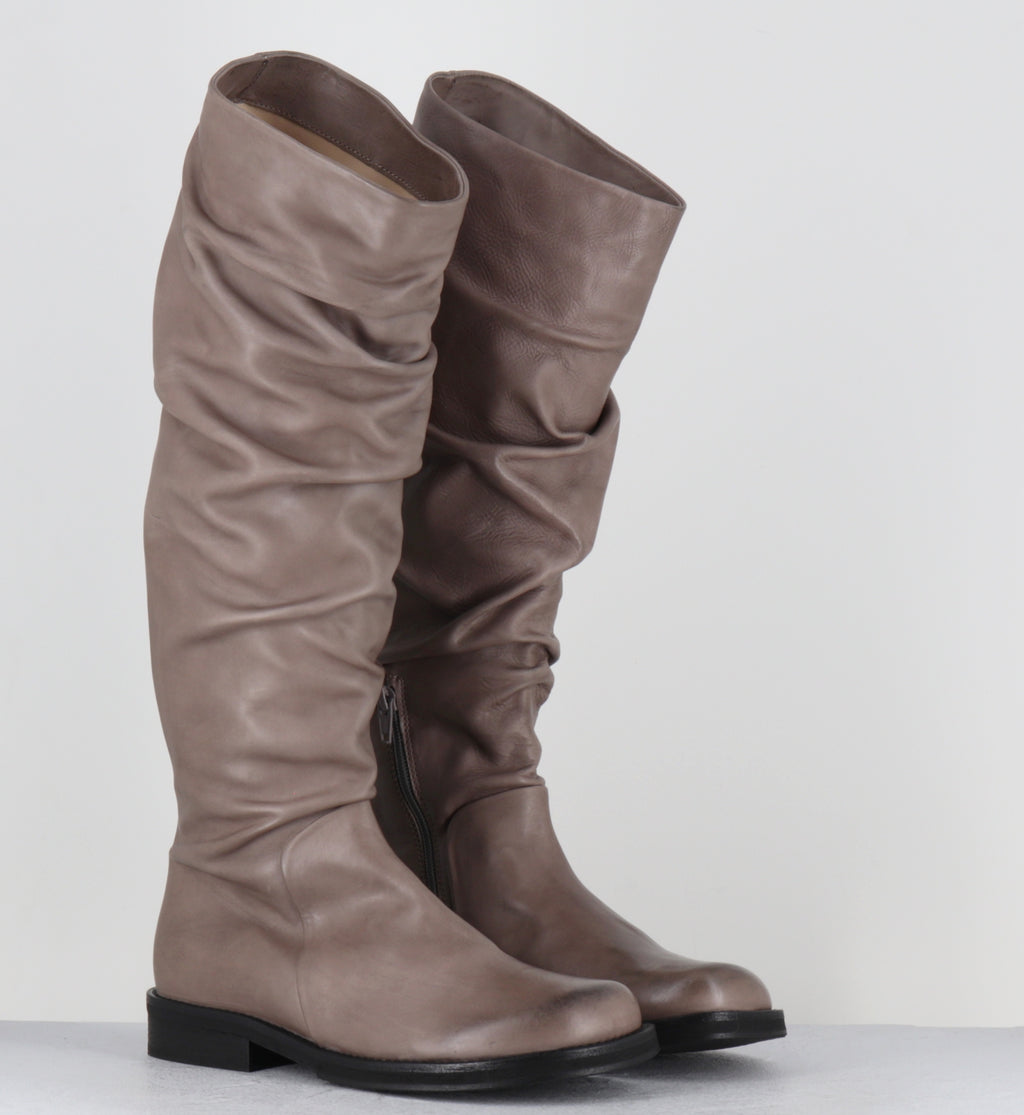 Bottes plissé en cuir taupe - TAZIO TALL BOOT TAUPE