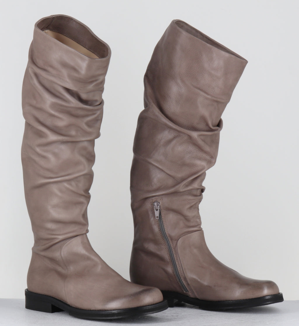 Bottes plissé en cuir taupe - TAZIO TALL BOOT TAUPE