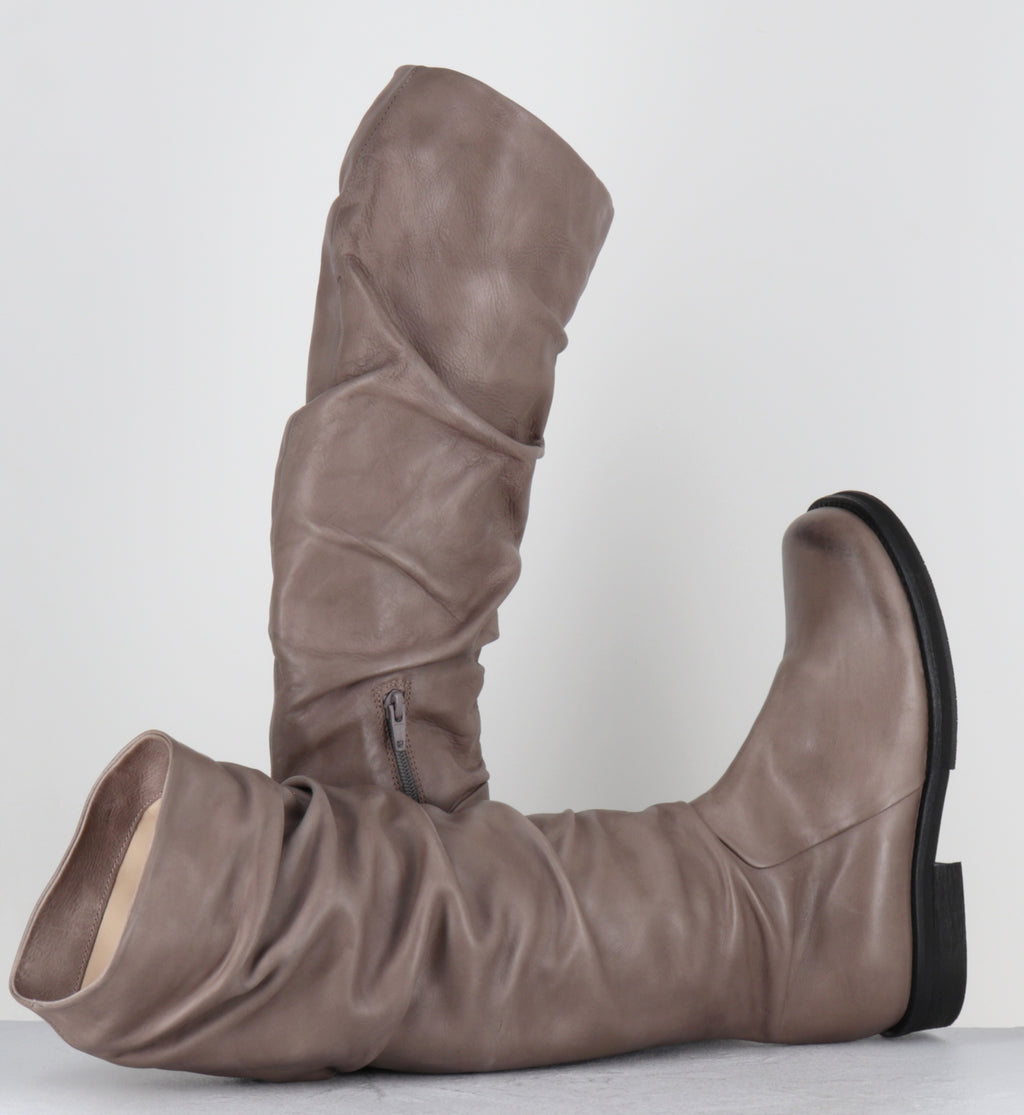 Bottes plissé en cuir taupe - TAZIO TALL BOOT TAUPE
