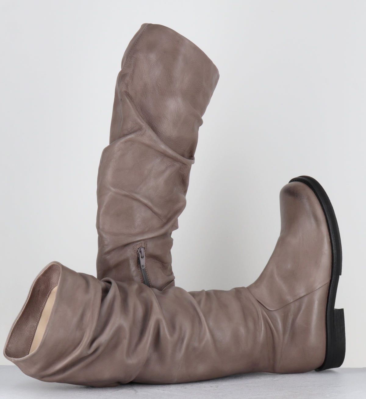 Bottes plissé en cuir taupe - TAZIO TALL BOOT TAUPE