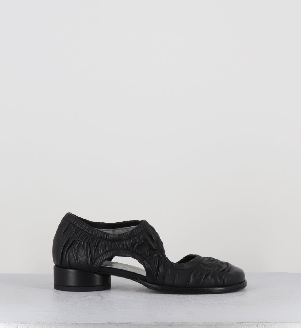 Ballerines en cuir noir plissé petit talon - NIKA SHOE BLACK