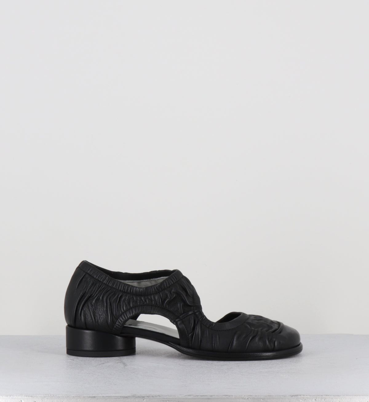 Ballerines en cuir noir plissé petit talon - NIKA SHOE BLACK