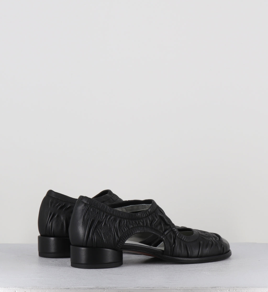 Ballerines en cuir noir plissé petit talon - NIKA SHOE BLACK