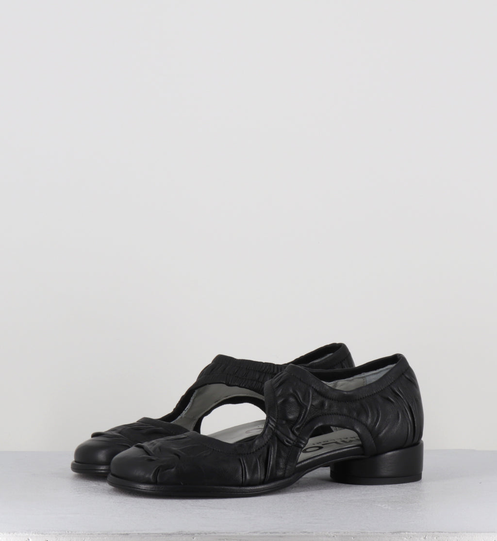 Ballerines en cuir noir plissé petit talon - NIKA SHOE BLACK