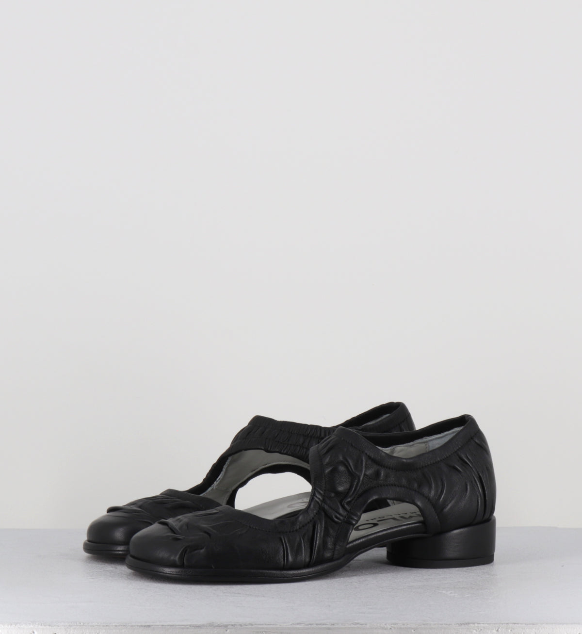 Ballerines en cuir noir plissé petit talon - NIKA SHOE BLACK