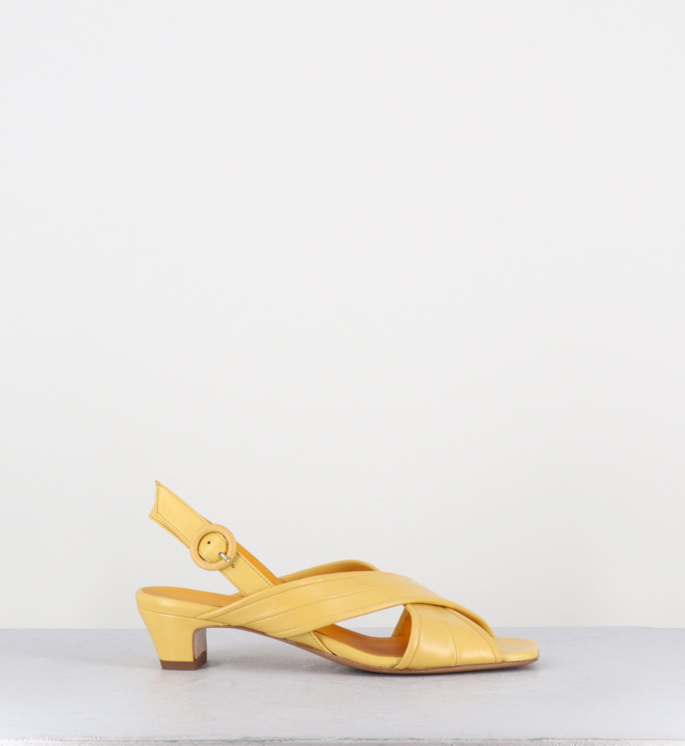 Sandales en cuir jaune d'oeuf bout carré - Z549 SETA ZABAIONE