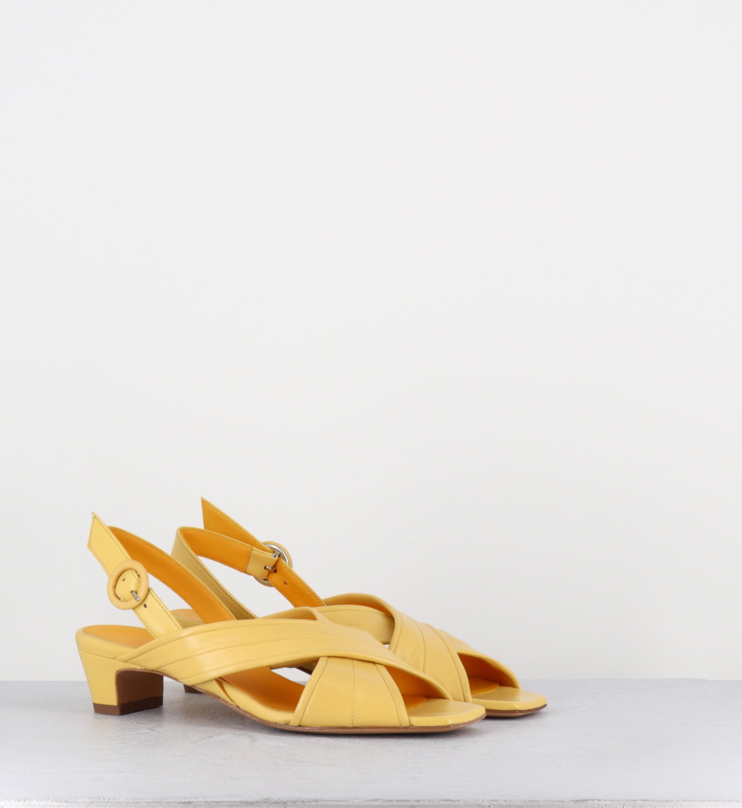 Sandales en cuir jaune d'oeuf bout carré - Z549 SETA ZABAIONE