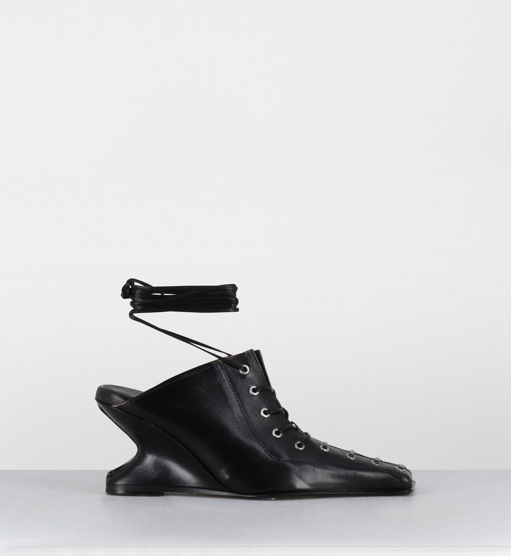 Mules compensées à lacets en cuir noir - AIMA BLACK MULES