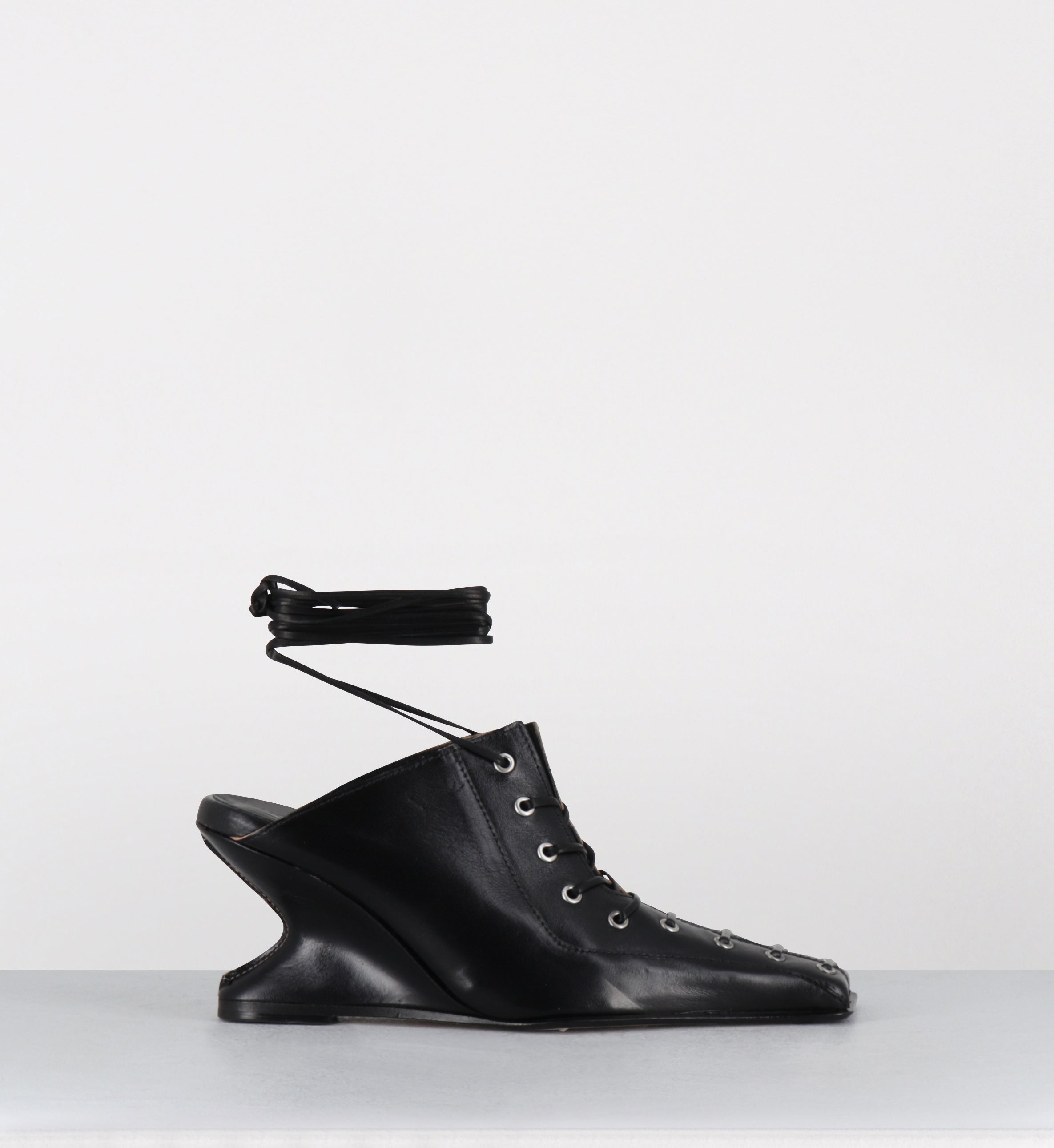 Mules compensées à lacets en cuir noir - AIMA BLACK MULES