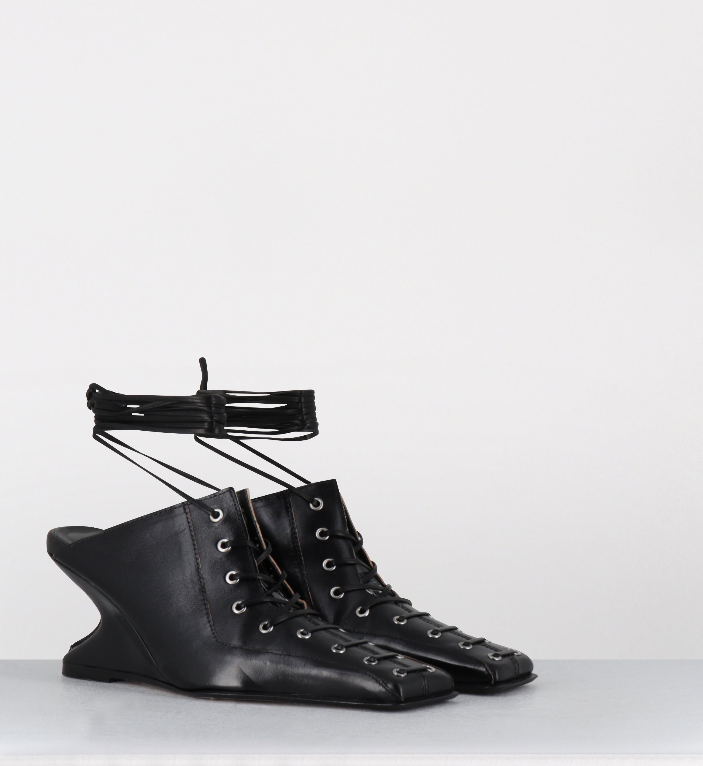 Mules compensées à lacets en cuir noir - AIMA BLACK MULES