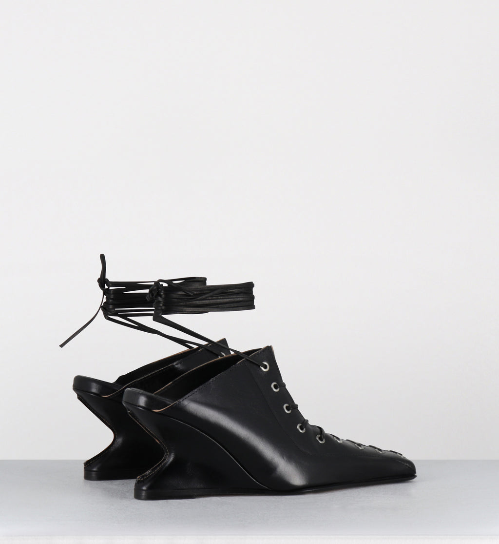 Mules compensées à lacets en cuir noir - AIMA BLACK MULES