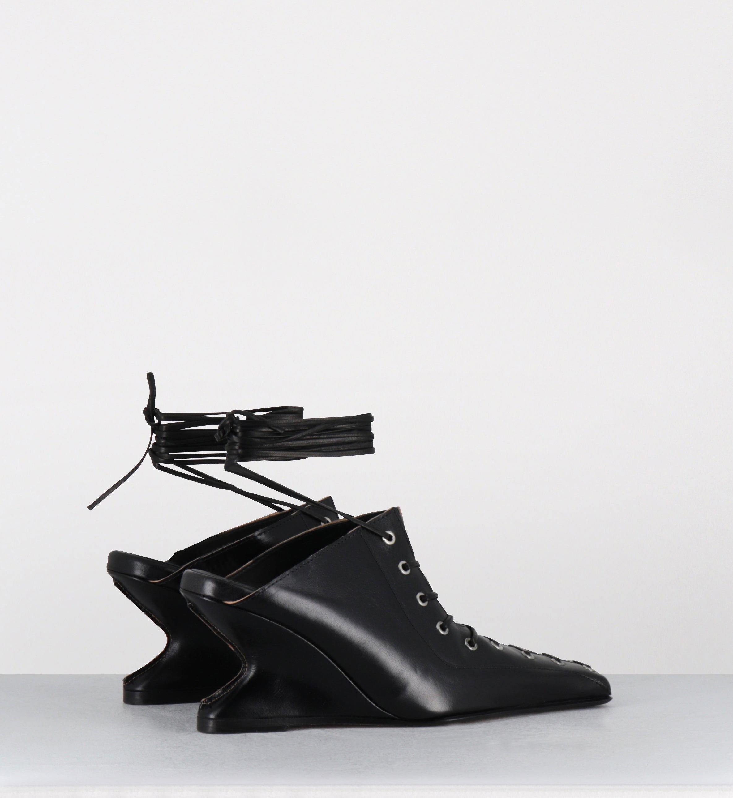 Mules compensées à lacets en cuir noir - AIMA BLACK MULES