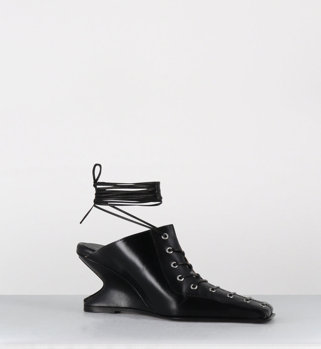 Mules compensées à lacets en cuir noir - AIMA BLACK MULES