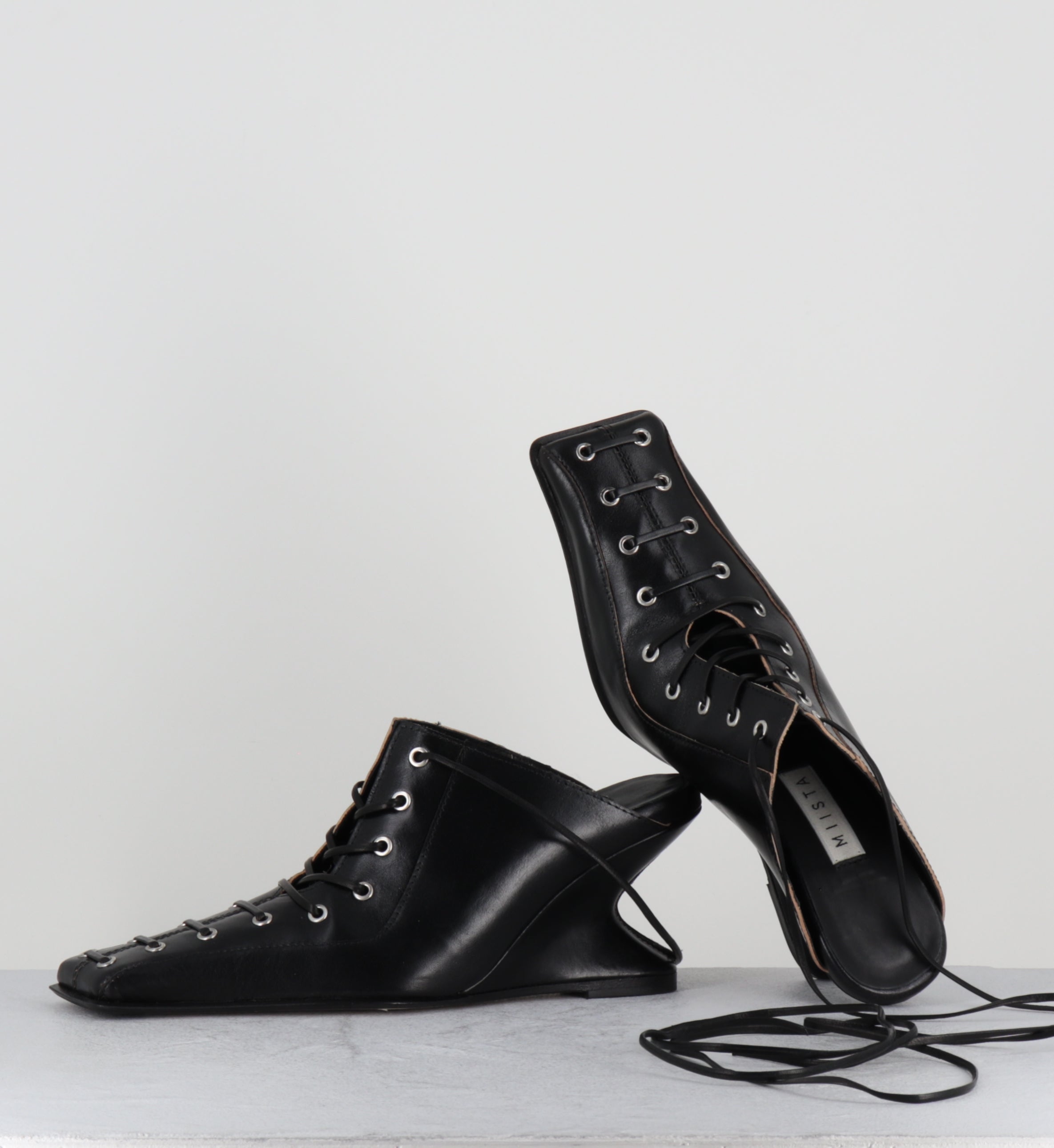 Mules compensées à lacets en cuir noir - AIMA BLACK MULES