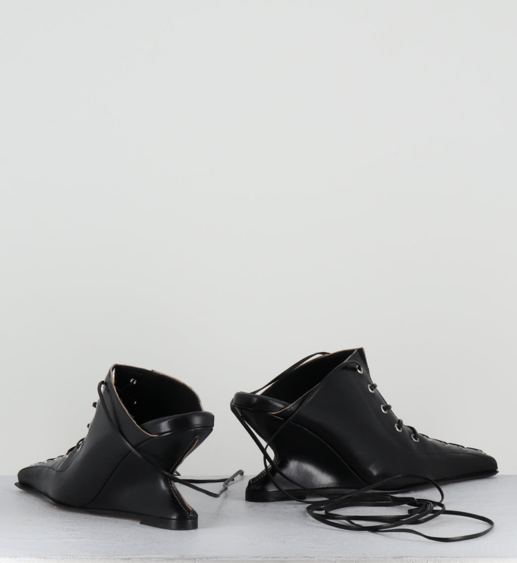 Mules compensées à lacets en cuir noir - AIMA BLACK MULES