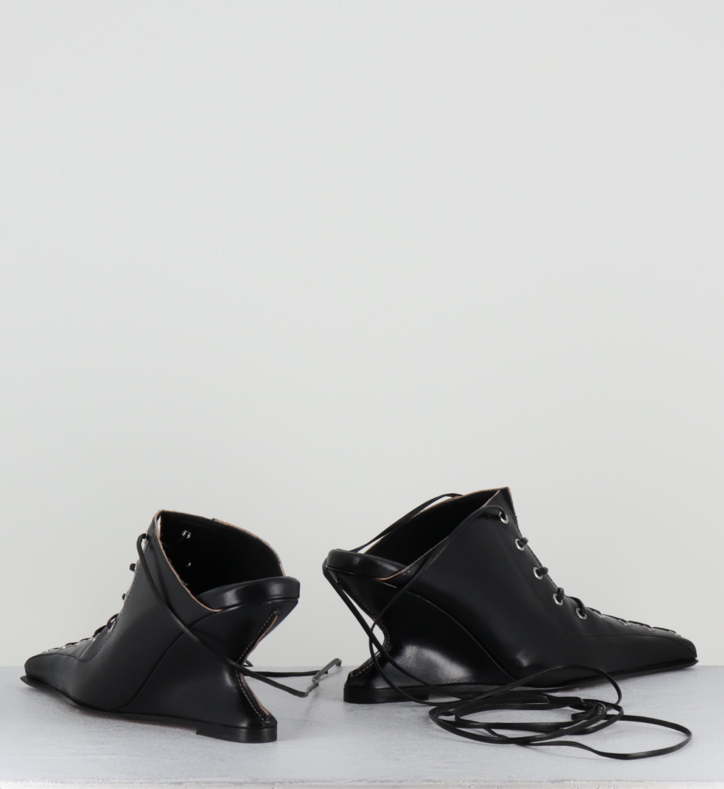 Mules compensées à lacets en cuir noir - AIMA BLACK MULES